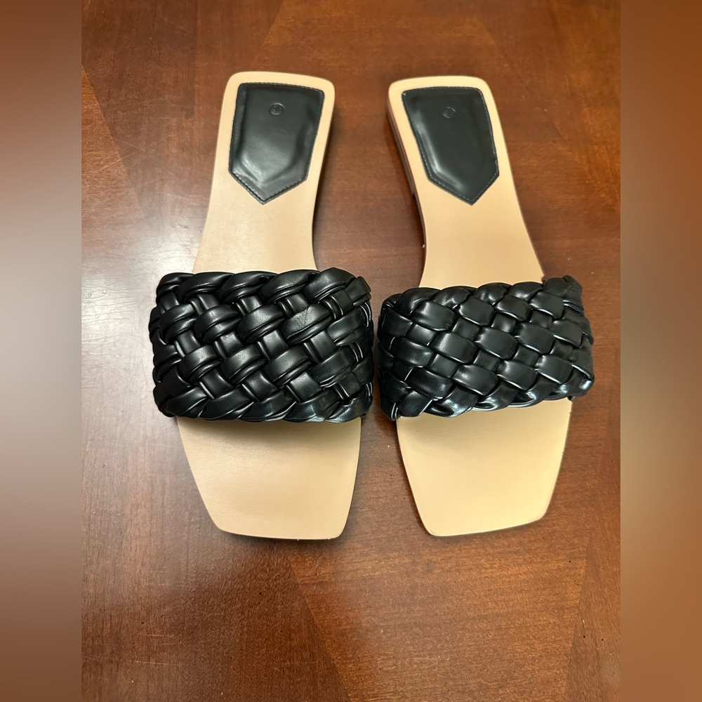 Contigo Black Woven Sandals